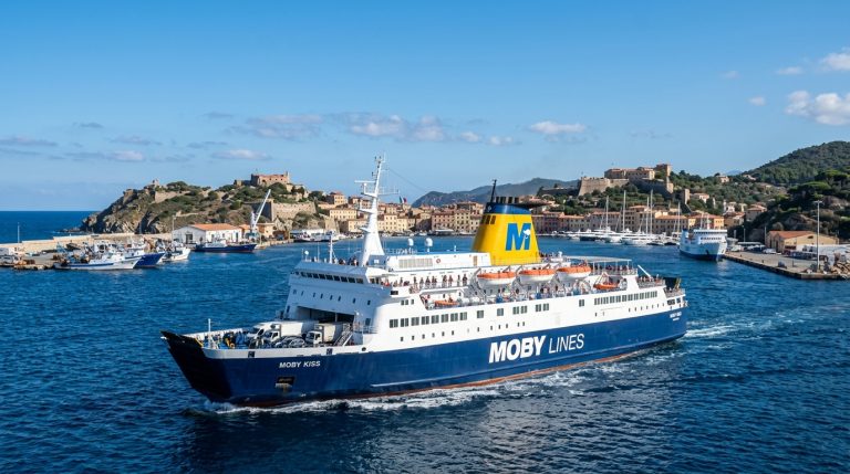Il traghetto Moby Kiss della compagnia Moby Lines mentre naviga in mare aperto o entra in porto, con la sua livrea caratteristica. (Immagine generata con IA)