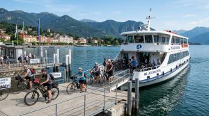 Traghetto moderno sul Lago Maggiore con ciclisti che salgono a bordo con le loro biciclette, in un paesaggio lacustre idilliaco. (Immagine generata con IA)