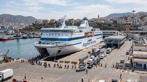 Traghetto di Algérie Ferries attraccato in un porto mediterraneo, con elementi che suggeriscono il movimento di passeggeri e la gestione dei biglietti. (Immagine generata con IA)