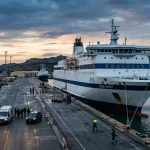 Un traghetto passeggeri attraccato al porto di Olbia dopo un'emergenza medica a bordo. (Immagine generata con IA)