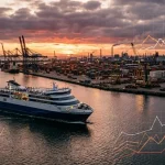 Traghetto moderno in navigazione al tramonto, con elementi grafici che suggeriscono costi crescenti e un porto sullo sfondo. (Immagine generata con IA)