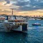 Traghetto in fiamme al largo di Mykonos con fumo visibile e mezzi di soccorso. (Immagine generata con IA)