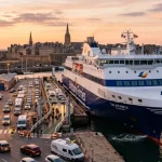 Traghetto di Brittany Ferries che collega la Francia al Regno Unito, simbolo della partnership turistica tra la compagnia e Atout France. (Immagine generata con IA)