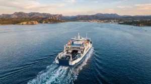 Traghetto in navigazione nel Mar Tirreno, collegando Civitavecchia e Olbia per la continuità territoriale. (Immagine generata con IA)