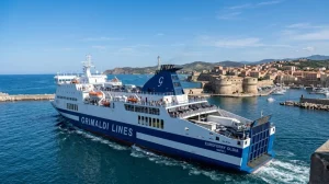 Ferry Ro-Pax in partenza o in arrivo al porto di Civitavecchia, Italia (Immagine generata con IA)