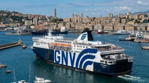 Traghetto Ro-Pax di GNV in navigazione o attraccato in porto, simbolo della crescita della compagnia (Immagine generata con IA).