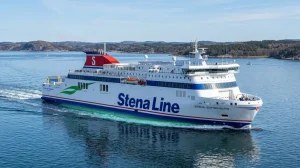 Un moderno traghetto ibrido Ro-Pax Stena Line di tipo E-Flexer in navigazione, simbolo dell'innovazione e della sostenibilità marittima. (Immagine generata con IA)