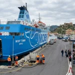 Traghetto Moby Niki della compagnia Moby Lines fermo in porto a causa di un'avaria tecnica, con passeggeri in attesa al terminal (Immagine generata con IA)