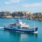 Traghetto Moby o Ichnusa Lines in navigazione tra Santa Teresa Gallura e Bonifacio. (Immagine generata con IA)